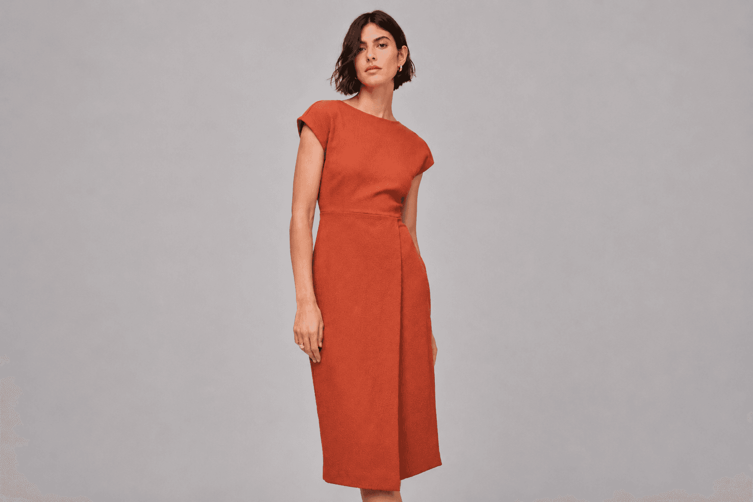 Robe midi terracotta finie portée par un mannequin