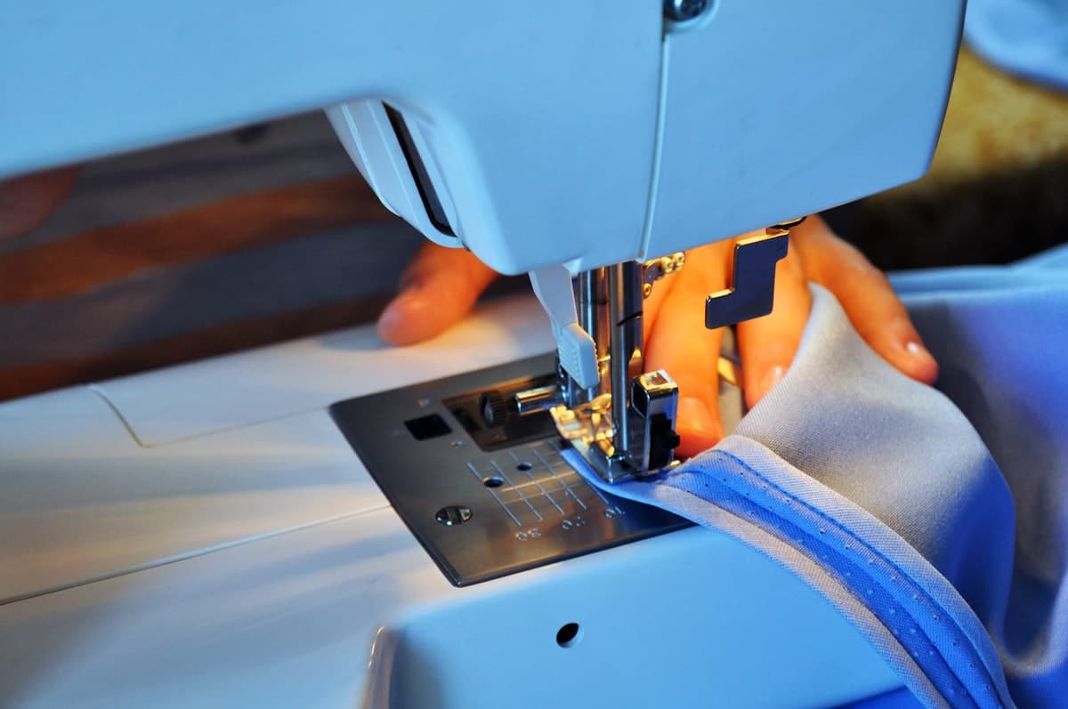 Couturière assemblant une pièce à la machine à coudre